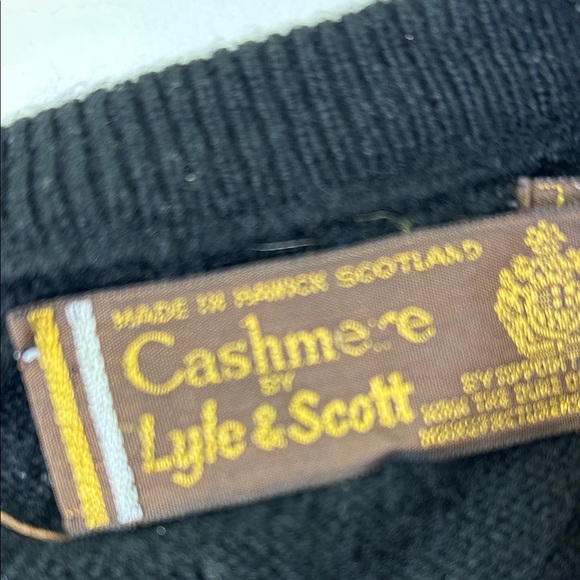 Lyle & Scott  cashmere  pullover color black  V-Neck Sweater - Picture 16 of 16